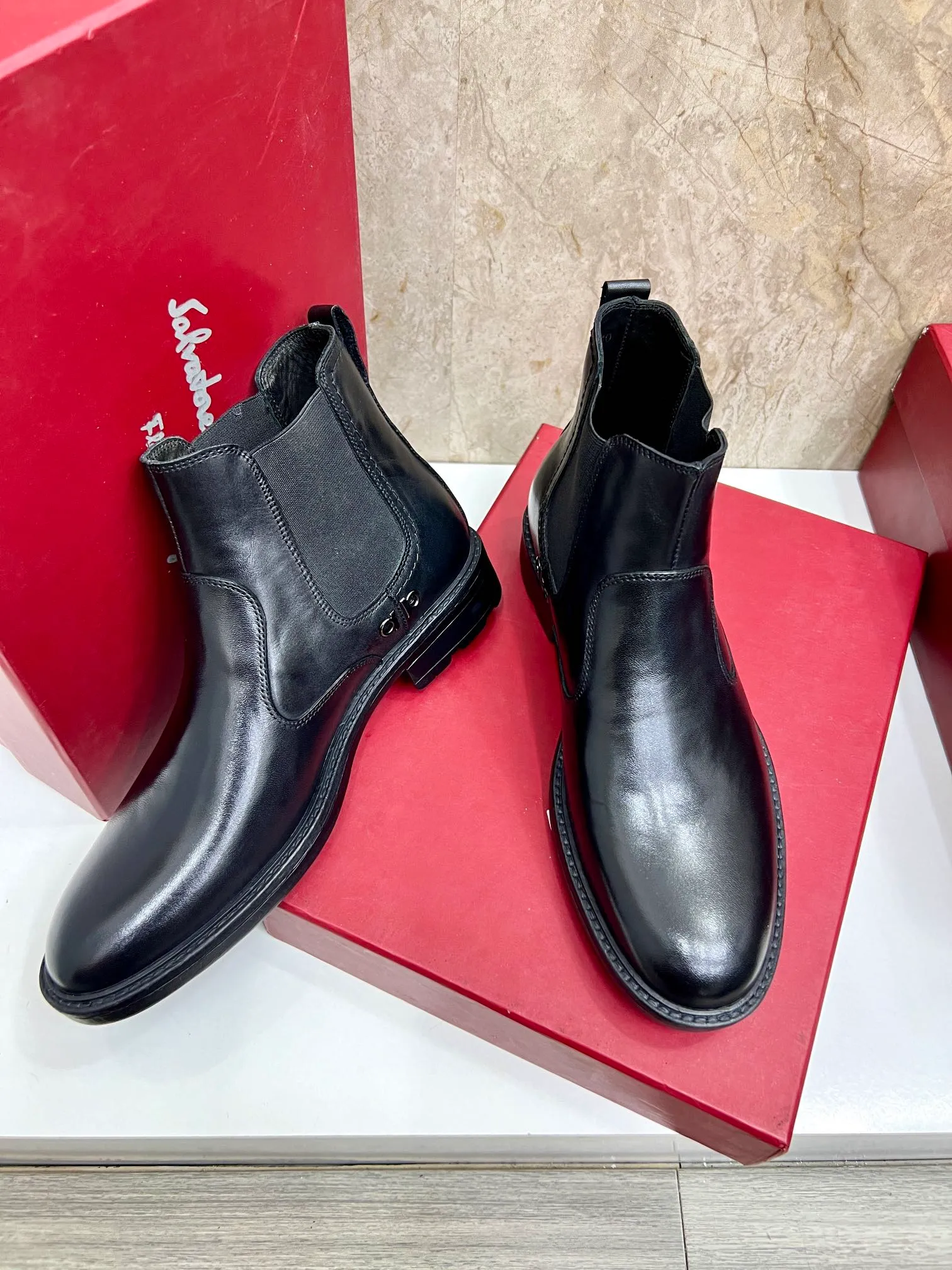 Original order quality: Men's shoes 💰700 Brand: Ferragamo (Ferragamo) One size larger: Men's size 38-44 (45 customized) Grade: Same style as the official website High-end men's shoes Material: Original cowhide, cowhide lining, original outsole Style category: Chelsea men's boots Fashion trend Color: Actual picture